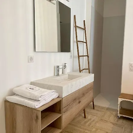 La Maison Du Puits Minervois Bed & Breakfast